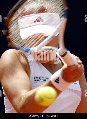 Pro Swiss tennis Martina Hingis renvoie la balle pendant le match contre Dementieva russe à l'Open allemand à Berlin, Allemagne, mercredi, 10 mai 2006. Hingis a remporté le match 6-3 et 6-2. Photo : Wolfgang Kumm Banque D'Images