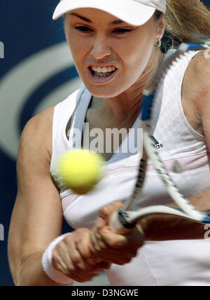 Pro Swiss tennis Martina Hingis renvoie la balle pendant le match contre Dementieva russe à l'Open allemand à Berlin, Allemagne, mercredi, 10 mai 2006. Hingis a remporté le match 6-3 et 6-2. Photo : Wolfgang Kumm Banque D'Images