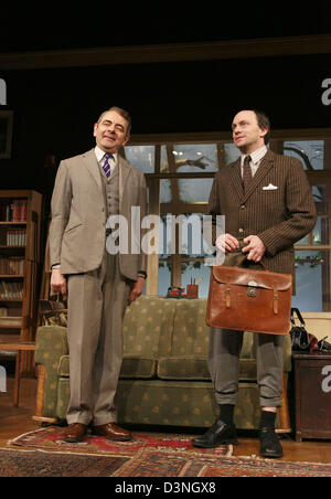 l-r : Rowan Atkinson (St. John Quartermaine), WITY Keen (Derek Meadle) AUX TERMES de QUARTERMAINE par Simon Gray au Wyndham's Theatre, Londres WC2 en 2013 design: Tim Hatley Lighting: David Howe Director: Richard Eyre Banque D'Images