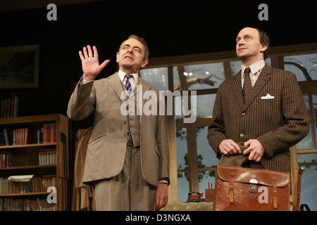 l-r : Rowan Atkinson (St. John Quartermaine), WITY Keen (Derek Meadle) AUX TERMES de QUARTERMAINE par Simon Gray au Wyndham's Theatre, Londres WC2 en 2013 design: Tim Hatley Lighting: David Howe Director: Richard Eyre Banque D'Images