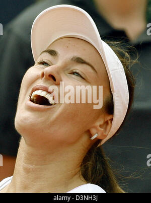 Pro Swiss tennis Martina Hingis est déçu après son quart de finale match contre le français, Amélie Mauresmo au Qatar Telecom German Open à Berlin, Allemagne, samedi, 13 mai 2006. Mauresmo a remporté le match 4-6 ; 6-4 ; 6-4. Photo : Wolfgang Kumm Banque D'Images