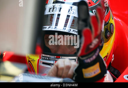 Porteguese pilote de Formule Un de Tiago Monteiro Midland F1 Team est assis dans sa voiture au garage de l'équipe au cours de la troisième session de la pratique 2006 FORMULA 1 Grand Prix d'Espagne à la piste de course Circuit de Catalunya à Montmelo, près de Barcelone, en Espagne, le samedi, 13 mai 2006. 2006 Le Grand Prix de Formule 1 Espagne a lieu le dimanche, 14 mai. Photo : Gero Breloer Banque D'Images