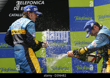 Pilote de Formule 1 espagnol Fernando Alonso (L) et son coéquipier Italien Giancarlo Fisichella de Renault F1 Team jet avec champagne sur le podium après le Grand Prix d'Espagne sur le circuit de Catalogne à Montmelo, près de Barcelone, en Espagne, dimanche 14 mai 2006. Alonso a gagné d'avance sur Schumacher et Giancarlo Fisichella. Photo : Gero Breloer Banque D'Images