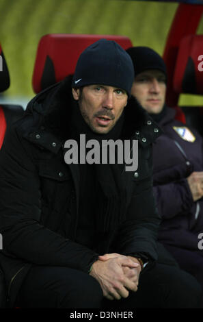 Le 21 février 2013 - Moscou, Russie - Février 21,2013.MOSCOU,RUSSIE. L'UEFA Europa League. Le FC Rubin Kazan () vs FC Atletico Madrid...sur la photo : l'Atletico Madrid manager Diego Simeone en regardant le match. (Crédit Image : © Aleksander V.Tchernykh/PhotoXpress/ZUMAPRESS.com) Banque D'Images