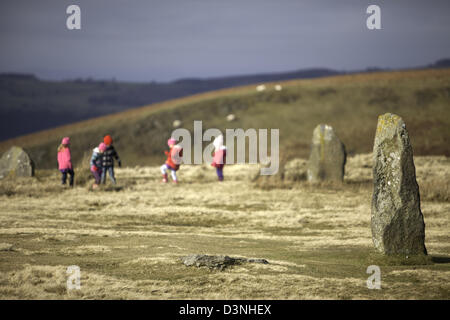 Enfants jouant à Mitchell's double Stone Circle, Stapeley Hill Shropshire, England, UK Banque D'Images