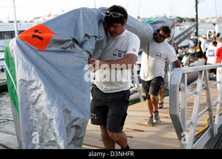 L'équipe de bateau Allemand GER 72 porte les voiles off-board à Valence, en Espagne, le lundi 15 mai 2006. L'équipe l'Allemagne a déclaré la deuxième victoire à sa dixième preregatta à la classique de l'America's Cup. Après la défaite subie à l'Espagnol Allemand Accueil Skipper Jesper Bank et son équipage a terminé 1:50 minutes d'avance sur l'extérieur de la Chine et positionné sur neuvième. Photo : Maurizio Gambarin Banque D'Images