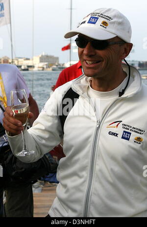 Jesper Bank skipper du bateau Allemand GER 72 cheers sa victoire sur la Chine de l'équipe à Valence, en Espagne, le lundi 15 mai 2006. L'équipe l'Allemagne a déclaré la deuxième victoire à sa dixième preregatta à la classique de l'America's Cup. Après la défaite subie à l'Espagnol Allemand Accueil Skipper Jesper Bank et son équipage a terminé 1:50 minutes d'avance sur l'extérieur de la Chine et positionné sur neuvième. Photo : Banque D'Images