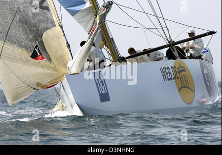 Bateau Allemand GER 72 voiles près de Valence, en Espagne, le mardi, 16 mai 2006. Le dernier jour de la conférence préparatoire à l'courses avait commencé avec la dixième défaite pour l'équipe de l'Allemagne. Après seulement deux victoires en neuf courses skipper Jesper Bank et son équipage a perdu la course contre l'équipe italienne  +39 Challenge 38 secondes en arrière et tomba à la position 11 (sur 12 partants) avant la course finale. Photo : Maurizio Gambarini Banque D'Images