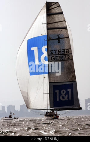 Bateau Allemand GER 72 voiles près de Valence, en Espagne, le mardi, 16 mai 2006. Le dernier jour de la conférence préparatoire à l'courses avait commencé avec la dixième défaite pour l'équipe de l'Allemagne. Après seulement deux victoires en neuf courses skipper Jesper Bank et son équipage a perdu la course contre l'équipe italienne  +39 Challenge 38 secondes en arrière et tomba à la position 11 (sur 12 partants) avant la course finale. Photo : Maurizio Gambarini Banque D'Images