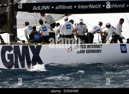 Bateau Allemand GER 72 voiles près de Valence, en Espagne, le mardi, 16 mai 2006. Le dernier jour de la conférence préparatoire à l'courses avait commencé avec la dixième défaite pour l'équipe de l'Allemagne. Après seulement deux victoires en neuf courses skipper Jesper Bank et son équipage a perdu la course contre l'équipe italienne  +39 Challenge 38 secondes en arrière et tomba à la position 11 (sur 12 partants) avant la course finale. Photo : Maurizio Gambarini Banque D'Images