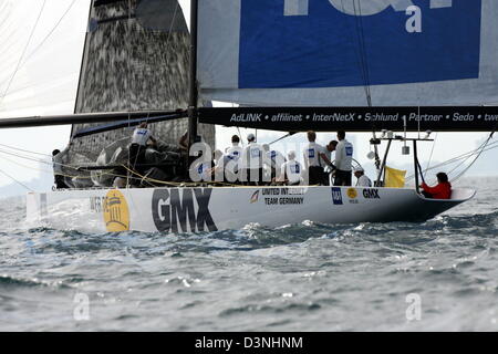 Bateau Allemand GER 72 voiles près de Valence, en Espagne, le mardi, 16 mai 2006. Le dernier jour de la conférence préparatoire à l'courses avait commencé avec la dixième défaite pour l'équipe de l'Allemagne. Après seulement deux victoires en neuf courses skipper Jesper Bank et son équipage a perdu la course contre l'équipe italienne  +39 Challenge 38 secondes en arrière et tomba à la position 11 (sur 12 partants) avant la course finale. Photo : Maurizio Gambarini Banque D'Images