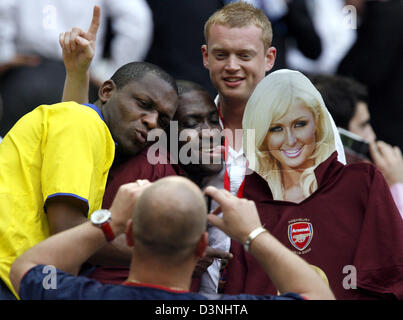 Fans d'Arsenal Londres posent avec un papier ayant la même apparence de Paris Hilton avant le match de finale de la Ligue des Champions 2006 contre le FC Barcelone au Stade de France à Paris, France, le mercredi 17 mai 2006. Barcelone a remporté le match 2-1 après son retour du premier semestre d'Arsenal 1-0 plomb. Photo : Andreas Gebert Banque D'Images