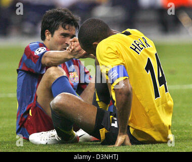 Londres, le capitaine français d'Arsenal Thierry Henry (R) et le FC Barcelone's déco poignée de main après une lutte pour le ballon pendant le match de finale de la Ligue des Champions 2006 au Stade de France à Paris, France, le mercredi 17 mai 2006. Barcelone a remporté le match 2-1 après son retour du premier semestre d'Arsenal 1-0 plomb. Photo : Andreas Gebert Banque D'Images