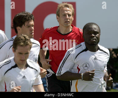 La photo montre l'équipe de soccer national allemand Juergen Klinsmann entraîneur-chef (C) l'exécution avec des joueurs, Michael Ballack, Miroslav Klose et Gerald Asamoah (L-R) au cours d'une séance de formation à l 'Fortevillage resort de luxe', près de Cagliari, Italie, jeudi 18 mai 2006. L'équipe allemande reste en Italie pour une semaine pour se préparer pour la prochaine Coupe du Monde FIFA 2006 en Allemagne. Photo : Oliver Berg Banque D'Images