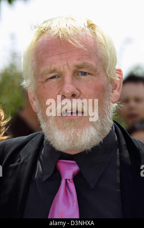 US-l'acteur américain Nick Nolte pose devant les photographes lors du photocall de son film "Paris Je t'aime" au Palais des Festivals de Cannes, France, le jeudi 18 mai 2006. Photo : Hubert Boesl. Banque D'Images