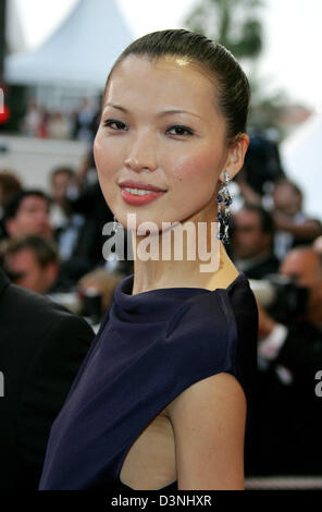 L'actrice Xin Li arrive à la première du film "Paris Je t'aime" au Palais des Festivals durant le 59e Festival de Cannes, France, le jeudi 18 mai 2006. Photo : Hubert Boesl Banque D'Images