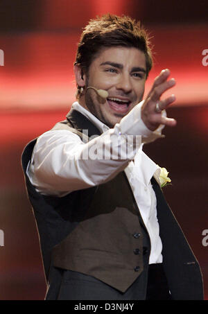 Fabrizio Fabrizio, représentant de Malte à l'Eurovision 2006, fonctionne à la répétition générale de la finale à Athènes, Grèce, le vendredi, 19 mai 2006. De plus 24 pays européens en compétition pour la couronne, le 20 mai. Photo : Joerg Carstensen Banque D'Images