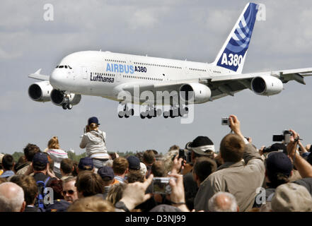 Un Airbus A380 à double pont avec un logo Lufthansa atterrit à l'aéroport de Berlin-Schoenefeld, Allemagne, samedi 20 mai 2006. L'avion est l'attraction majeure de cette année, l'Exposition internationale de l'aérospatiale, de l'ADI en marche du 16 au 21 mai. Le salon est ouvert pour le public du 19 au 21 mai. Photo : Wolfgang Kumm Banque D'Images