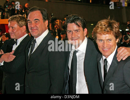 L 'équipe'-peloton (L-R) Tom Berenger, Oliver Stone, Charlie Sheen et Willem Dafoe posent Singer posent à la première du film 'Southland Tales' à la 59ème Festival du Film de Cannes, France, dimanche 21 mai 2006. Photo : Hubert Boesl Banque D'Images