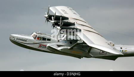 Historique Un Flying Boat Dornier DO-24 ATT arrive à Cologne, Allemagne, 20 mai 2006. Célébrer 80 ans de l'aviation civile à Cologne le dernier bateau volant d'exploitation amerrit sur le Rhin sous les yeux de nombreux spectateurs. Le Dornier DO-24 ATT est piloté par l'Iren Dornier, petit-fils de pionnier de l'aviation allemande Claude Dornier. Photo : Felix Heyder Banque D'Images