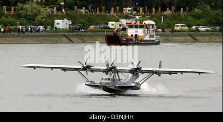 Historique Un Flying Boat Dornier DO-24 ATT amerrit sur le Rhin à Cologne, Allemagne, 20 mai 2006. Célébrer 80 ans de l'aviation civile à Cologne le dernier bateau volant d'exploitation amerrit sur le Rhin sous les yeux de nombreux spectateurs. Le Dornier DO-24 ATT est piloté par l'Iren Dornier, petit-fils de pionnier de l'aviation allemande Claude Dornier. Photo : Felix Heyder Banque D'Images