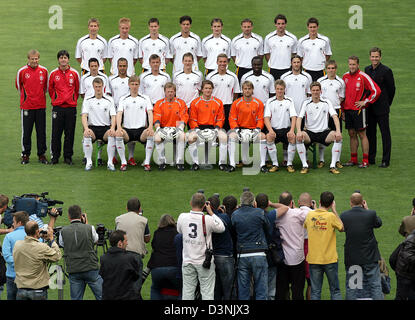 La photo montre l'équipe nationale de football allemande à Genève, en Suisse, jeudi, 25 mai 2006. 1ère rangée : Robert Huth, p. Mertesacker, Oliver Kahn et Jens Lehmann, Timo Hildebrand, Marcell Jansen, Tim Borowski, 2ème rangée : entraîneur Jürgen Klinsmann, Joachim Löw, Oliver Neuville, David Odonkor, Bernd Schneider, Bastian Schweinsteiger, Lukas Podolski, Gerald Asamoah, Torsten Frings, Philipp Banque D'Images