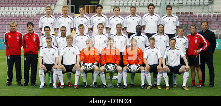 La photo montre l'équipe nationale de football allemande à Genève, en Suisse, jeudi, 25 mai 2006. 1ère rangée : Robert Huth, p. Mertesacker, Oliver Kahn et Jens Lehmann, Timo Hildebrand, Marcell Jansen, Tim Borowski, 2ème rangée : entraîneur Jürgen Klinsmann, Joachim Löw, Oliver Neuville, David Odonkor, Bernd Schneider, Bastian Schweinsteiger, Lukas Podolski, Gerald Asamoah, Torsten Frings, Philipp Banque D'Images