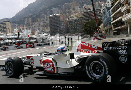 Pilote de Formule 1 britannique Jenson Button de l'équipe Honda F1 Racing photographié dans sa voiture avec une vue de la ville au cours de la deuxième session d'essais à Monte Carlo, Monaco, le jeudi, 25 mai 2006. Le Grand Prix de Monaco aura lieu le dimanche 28 mai. Photo : Rainer Jensen Banque D'Images