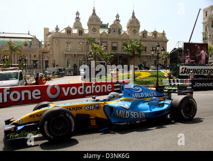 Pilote de Formule 1 espagnol Fernando Alonso de l'équipe Renault F1 conduit sa voiture au cours de la troisième session de pratique en face du Grand Casino de Monte Carlo, Monaco, samedi 27 mai 2006. Le Grand Prix de Formule 1 de Monaco aura lieu le dimanche 28 mai. Photo : Carmen Jaspersen Banque D'Images