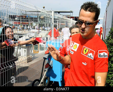 Pilote de Formule 1 allemand Michael Schumacher de l'écurie Scuderia Ferrari fans des gestes après la chanteuse de pole position dans la séance de qualifications pour le Grand Prix F1 de Monaco, samedi, 27 mai 2006. Le Grand Prix de Formule 1 de Monaco aura lieu le dimanche 28 mai. Photo : Rainer Jensen Banque D'Images