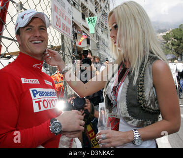 Pilote de Formule 1 allemand Ralf Schumacher pour Toyota équipe parle à son épouse Cora avant le Grand Prix de Monaco à Monaco le dimanche 28 mai 2006. Photo : Rainer Jensen Banque D'Images