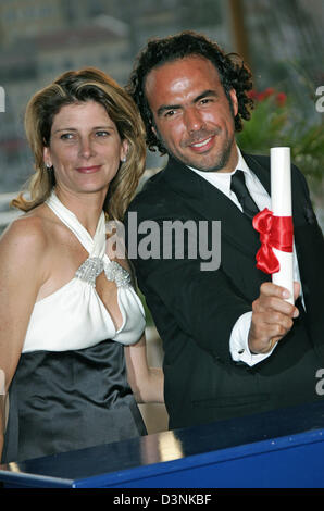 Le réalisateur mexicain Alejandro Gonzalez Inarritu, le gagnant du prix du meilleur réalisateur, pose avec son épouse à la photocall du festival lauréats lors de la 59e Festival de Cannes, France, 28 mai 2005. Photo : Hubert Boesl. Banque D'Images