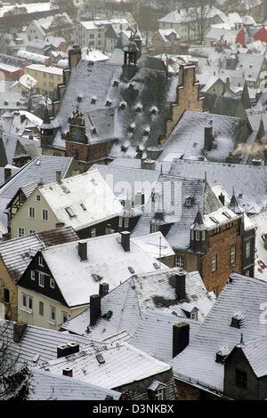 (Afp) - l'image montre la vue sur les toits enneigés de Marburg, Allemagne, 26 janvier 2006. Photo : Uwe Zucchi Banque D'Images