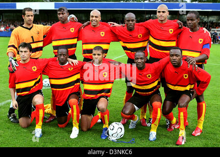 Équipe nationale de football de l'Angola pose pour une photo de l'équipe avant une en Celle, Allemagne, 25 mai 2006. L'Angola joue contre le Portugal à Cologne le 11 juin 2006. Photo : Holger Hollemann Banque D'Images