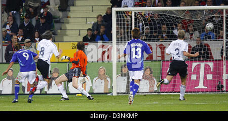 Le joueur de soccer national allemand Torsten Frings (2e à partir de L) ne peut pas arrêter le striker Naohiro Takahara (L) à partir de la notation 1-0 contre le gardien Jens Lehmann lors de la Coupe du Monde 2006 test match à la BayArena stadium à Leverkusen, le mardi, 30 mai 2006. L'Allemagne Marcell Jansen (R) et le Atshushi Yanagisawa suivre l'action. L'Allemagne accueille la Coupe du monde sont venus de deux buts dow Banque D'Images