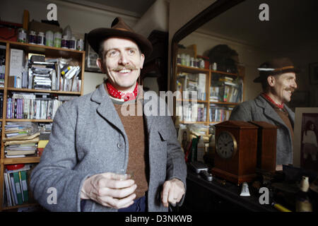 Billy enfantin à Kent avec Gustav Temple, éditeur et fondateur du Chap Magazine Banque D'Images