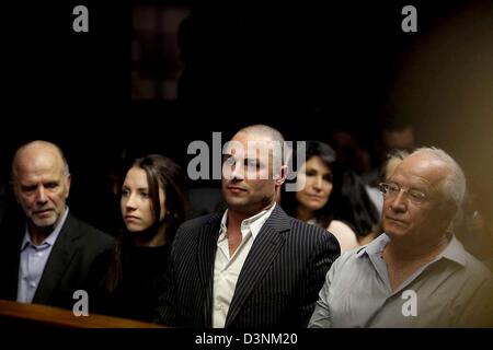 Pretoria, Afrique du Sud. 21 février, 2013. La famille Pistorius au tribunal d'instance de Pretoria . Oscar Pistorius est accusé du meurtre de sa petite amie Reeva Steenkamp, le 14 février 2013. Photo par Gallo Images / la fois /Sizwe Ndingane/Alamy Live News Banque D'Images