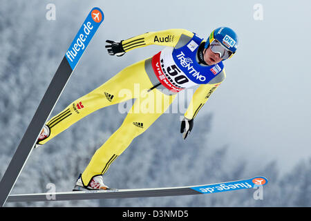 Tino Edelmann de l'Allemagne s'élance dans l'air pendant son procès dans le saut saut à ski Tremplin normal individuel partie de la compétition de combiné nordique au Championnats du Monde de ski nordique à Val di Fiemme, Italie, 22 février 2013. Photo : Daniel Karmann/dpa  + + +(c) afp - Bildfunk + + + Banque D'Images