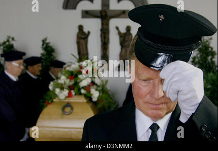 Les porteurs d'entrepreneur de pompes funèbres Karl Schumacher marquer leur respect à une personne décédée dans un deuil hall à Oberhausen, Allemagne, 24 avril 2006. Schumacher a fondé le service funèbre en 1904 et aujourd'hui, c'est le premier service funéraire dans la région de l'Ruhr-Basin avec 14 succursales. Photo : Oliver Stratmann Banque D'Images