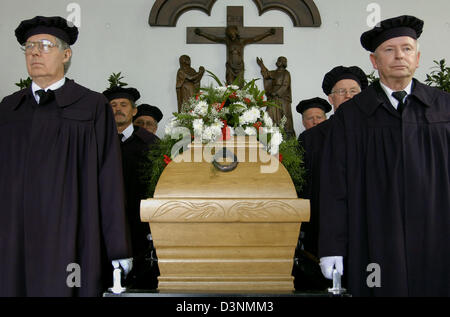 Les porteurs d'entrepreneur de pompes funèbres Karl Schumacher entourent un cercueil dans un deuil hall à Oberhausen, Allemagne, 24 avril 2006. Schumacher a fondé le service funèbre en 1904 et aujourd'hui, c'est le premier service funéraire dans la région de l'Ruhr-Basin avec 14 succursales. Photo : Oliver Stratmann Banque D'Images