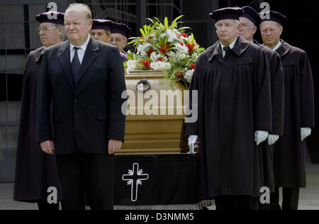 Les porteurs d'entrepreneur de pompes funèbres Karl Schumacher transporter un cercueil dans un deuil hall à Oberhausen, Allemagne, 24 avril 2006. Schumacher a fondé le service funèbre en 1904 et aujourd'hui, c'est le premier service funéraire dans la région de l'Ruhr-Basin avec 14 succursales. Photo : Oliver Stratmann Banque D'Images