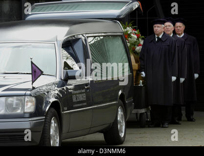 Les porteurs d'entrepreneur de pompes funèbres Karl Schumacher se placer à côté de l'un corbillard à Oberhausen, Allemagne, 24 avril 2006. Schumacher a fondé le service funèbre en 1904 et aujourd'hui, c'est le premier service funéraire dans la région de l'Ruhr-Basin avec 14 succursales. Photo : Oliver Stratmann Banque D'Images