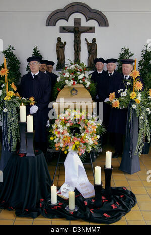 Les porteurs d'entrepreneur de pompes funèbres Karl Schumacher debout à côté d'un cercueil dans un deuil hall à Oberhausen, Allemagne, 24 avril 2006. Schumacher a fondé le service funèbre en 1904 et aujourd'hui, c'est le premier service funéraire dans la région de l'Ruhr-Basin avec 14 succursales. Photo : Oliver Stratmann Banque D'Images