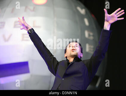 Dave Gahan, chanteur du groupe britannique top-selling fonctionne à la Depeche Mode stade Weser à Brême, Allemagne, le lundi 5 juin 2006. Depeche Mode commence sa tournée en plein air dans le stade Weser. La tournée de leur dernier album 'Playing The Angel' conduit le groupe à travers l'Europe au cours des prochaines semaines d'effectuer plus de 20 ans de Depeche Mode de 'une question de temps' à 'Suffer Nous Banque D'Images