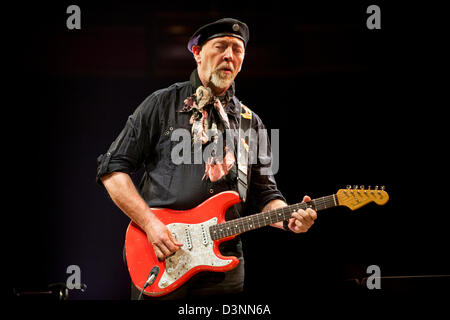 Birmingham, UK. 21 février 2013. L'auteur-compositeur et le guitariste Richard Thompson avec son Trio en concert à Birmingham Symphony Hall, la promotion de l'album 'Electric'. Crédit : John Bentley/Alamy Live News Banque D'Images