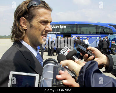 Serbie-et-Monténégro Mladen Krstajic international donne une interview alors que ses coéquipiers entrez le bus à l'aéroport Muenster-Osnabrueck, l'Allemagne, mardi 6 juin 2006. L'équipe relais à l'hôtel par Weissenburg et fera face à l'Argentine, la Côte d'Ivoire et les Pays-Bas de leur Coupe du Monde 2006 groupe C correspond. Photo : Bernd Thissen Banque D'Images