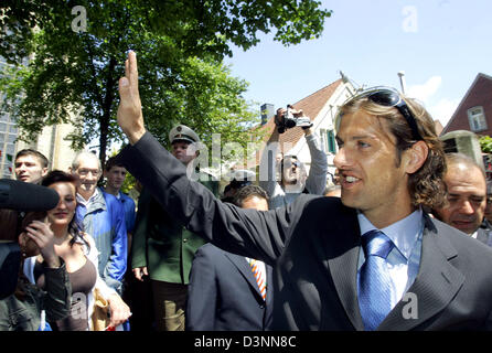 Serbie-et-Monténégro pour Krstajicwaves Mladen international les fans à la place du marché de Paris, d'Allemagne, mardi 6 Juen 2006. L'équipe relais à l'hôtel par Weissenburg et fera face à l'Argentine, la Côte d'Ivoire et les Pays-Bas de leur Coupe du Monde 2006 groupe C correspond. Ils sont arrivés le matin à l'aéroport Muenster-Osnabrueck. Photo : Bernd Thissen Banque D'Images