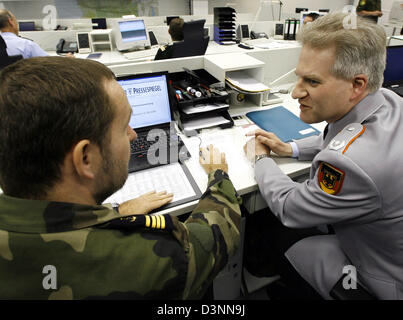 Un Français et un officier de l'armée allemande chat dans l'UE Quartier général opérationnel (OHQ) à Potsdam, Allemagne, mercredi, 07 juin 2006. Depuis la fin du mois d'avril près de 140 soldats de 16 pays différents en train de l'OHQ pour une mission en République démocratique du Congo. Photo : Bernd Settnik Banque D'Images