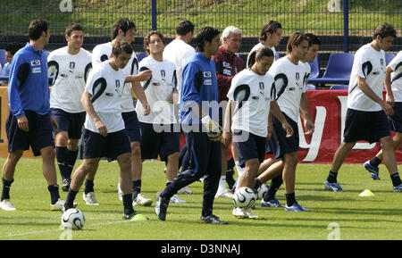 L'équipe nationale de football italien Marcello Lippi entraîneur-chef (C) Red Jacket, parle à l'équipe au cours de la première session d'essais à Duisburg, en Allemagne, le jeudi, 08 juin 2006. L'Italie reste l'équipe de Duisburg durant la prochaine Coupe du Monde FIFA 2006 premier tour période. Photo : Roland Weihrauch Banque D'Images