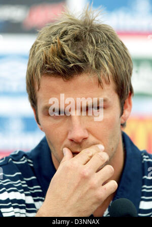 Le capitaine de l'équipe nationale du football anglais David Beckham pensivement répond aux questions des journalistes lors d'une conférence de presse à Buehlertal, l'Allemagne, jeudi, 08 juin 2006. L'Angleterre va affronter le Paraguay dans leur premier match de groupe à Francfort le Samedi, 10 juin. Photo : Bernd Weißbrod Banque D'Images